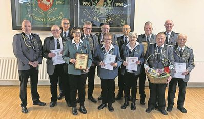 Glinstedt. (eb). Der Schützenverein Glinstedt hat kürzlich Marlies und Herbert Mahnken, Wilfried Burfeind, Udo Lau und Uwe Scharringhausen zu Ehrenmitgliedern ernannt. Für 40 Jahre im Verein wurden geehrrt: Christa und Uwe Scharringhausen, Jörg Blanken, Uwe Ahrensfeld und Jürgen Wallbaum. Für 50 Jahre im Verein wurden geehrt: Elfriede Lau und Lydia Schröder und für 60 Jahre im Verein: Günter Tietjen, Dieter Hinners und Claus Bohling. Nach fast 30-jähriger Vorstandsarbeit wurde zudem Henry Lau zum Ehrenmitglied des Vorstandes ernannt. Präsident Wolfgang Kück (hinten rechts) und Vize-Präsident Holger Lau rahmen die geehrten Mitglieder ein. Das Schützenfest 2925 soll wieder am Himmelfahrtstag stattfinden. Außerdem sollen die Beiträge ab 2025 erhöht werden.