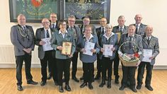 Glinstedt. (eb). Der Schützenverein Glinstedt hat kürzlich Marlies und Herbert Mahnken, Wilfried Burfeind, Udo Lau und Uwe Scharringhausen zu Ehrenmitgliedern ernannt. Für 40 Jahre im Verein wurden geehrrt: Christa und Uwe Scharringhausen, Jörg Blanken, Uwe Ahrensfeld und Jürgen Wallbaum. Für 50 Jahre im Verein wurden geehrt: Elfriede Lau und Lydia Schröder und für 60 Jahre im Verein: Günter Tietjen, Dieter Hinners und Claus Bohling. Nach fast 30-jähriger Vorstandsarbeit wurde zudem Henry Lau zum Ehrenmitglied des Vorstandes ernannt. Präsident Wolfgang Kück (hinten rechts) und Vize-Präsident Holger Lau rahmen die geehrten Mitglieder ein. Das Schützenfest 2925 soll wieder am Himmelfahrtstag stattfinden. Außerdem sollen die Beiträge ab 2025 erhöht werden.