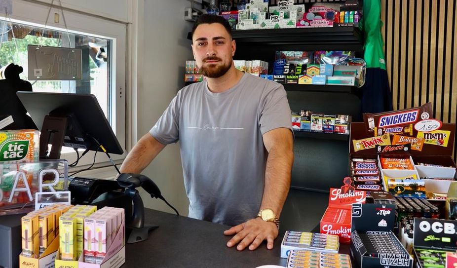 Adrian Gashi im neuen Kiosk am Moor.