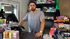 Adrian Gashi im neuen Kiosk am Moor.