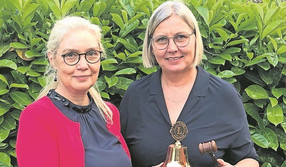 Worpswede (eb). Im Rahmen eines gemütlichen Gartenfestes hat Ulrike Römer die Lionsglocke und damit die Präsidentschaft für 2023/2024 turnusgemäß an ihre Nachfolgerin Anja Kalski übergeben. Erstes Highlight im neuen Lionsjahr ist das 20-jährige Clubjubiläum im Juli und darauffolgend ein offener Informationsabend am Donnerstag, 17. August, um 19.30 Uhr im Worpsweder Tor. Eingeladen sind Bürger:innen, die sich für die Ziele und Aktivitäten der Lions, das Clubleben in Worpswede und die lokalen Projekte interessieren. Anmeldungen sind unter info@lions-worpswede.de möglich.