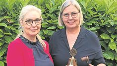 Worpswede (eb). Im Rahmen eines gemütlichen Gartenfestes hat Ulrike Römer die Lionsglocke und damit die Präsidentschaft für 2023/2024 turnusgemäß an ihre Nachfolgerin Anja Kalski übergeben. Erstes Highlight im neuen Lionsjahr ist das 20-jährige Clubjubiläum im Juli und darauffolgend ein offener Informationsabend am Donnerstag, 17. August, um 19.30 Uhr im Worpsweder Tor. Eingeladen sind Bürger:innen, die sich für die Ziele und Aktivitäten der Lions, das Clubleben in Worpswede und die lokalen Projekte interessieren. Anmeldungen sind unter info@lions-worpswede.de möglich.