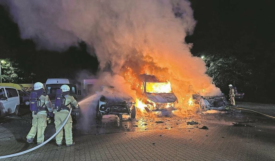 Bei einem Brand am Mittwochmorgen wurden mehrere Fahrzeuge beschädigt. Foto: Feuerwehr Osterholz-Scharmbeck
