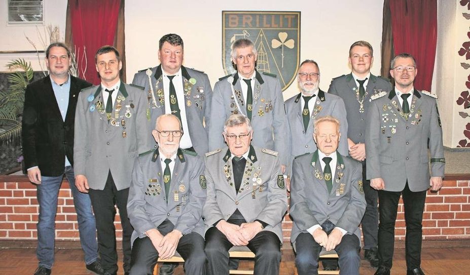 Brillit (eb). Ortsbürgermeister Ingo Bollmeyer (v. li.) mit Gewählten und Geehrten des Schützenvereins Brillit:  Tim Markowski, Vizepräsident Matthias Grantz, Heiner Stemmermann, Karl-Heinz Cordes, Finn Geestmann, Präsident Jens Burmester sowie sitzend: Friedo Heitkämper, Klaus Stemmermann und Peter Imbusch. Nach einem Jahr Vakanz des Vizepräsidentenamtes stellte sich Matthias Grantz zur Wahl und wurde einstimmig gewählt. Die Wahl des stellvertretenden Sportleiters fiel auf Tim Markowski, die des Kassenprüfers auf Finn Geestmann. Für 60 Jahre Mitgliedschaft wurden Peter Imbusch und Klaus Stemmermann geehrt. Für 50 Jahre Heiner Stemmerman, für 40 Jahre Friedo Heitkämper, Heinz Kleen und Günter Grafelmann. Außerdem ernannte Präsident Jens Burmester Friedo Heitkämper, Karl-Heinz Cordes, Günter Grafelmann, Martina Grafelmann, Johann Geestmann und Heinz Kleen zu Ehrenmitgliedern.
Petra Garms wurde als Schützin des Jahres 2023 ausgezeichnet.