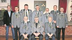 Brillit (eb). Ortsbürgermeister Ingo Bollmeyer (v. li.) mit Gewählten und Geehrten des Schützenvereins Brillit:  Tim Markowski, Vizepräsident Matthias Grantz, Heiner Stemmermann, Karl-Heinz Cordes, Finn Geestmann, Präsident Jens Burmester sowie sitzend: Friedo Heitkämper, Klaus Stemmermann und Peter Imbusch. Nach einem Jahr Vakanz des Vizepräsidentenamtes stellte sich Matthias Grantz zur Wahl und wurde einstimmig gewählt. Die Wahl des stellvertretenden Sportleiters fiel auf Tim Markowski, die des Kassenprüfers auf Finn Geestmann. Für 60 Jahre Mitgliedschaft wurden Peter Imbusch und Klaus Stemmermann geehrt. Für 50 Jahre Heiner Stemmerman, für 40 Jahre Friedo Heitkämper, Heinz Kleen und Günter Grafelmann. Außerdem ernannte Präsident Jens Burmester Friedo Heitkämper, Karl-Heinz Cordes, Günter Grafelmann, Martina Grafelmann, Johann Geestmann und Heinz Kleen zu Ehrenmitgliedern.
Petra Garms wurde als Schützin des Jahres 2023 ausgezeichnet.