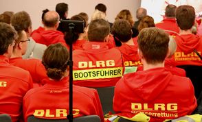 Die dominierende Farbe im Schroeter-Saal in Murkens Hof war an diesem Abend eindeutig rot.