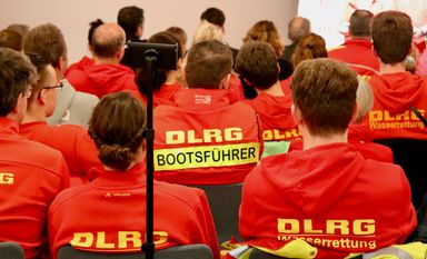 Die dominierende Farbe im Schroeter-Saal in Murkens Hof war an diesem Abend eindeutig rot.