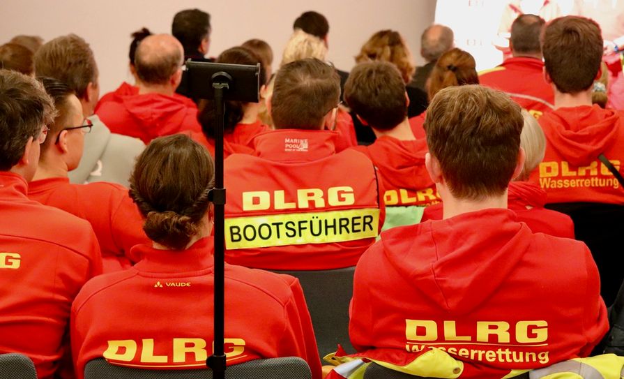 Die dominierende Farbe im Schroeter-Saal in Murkens Hof war an diesem Abend eindeutig rot.