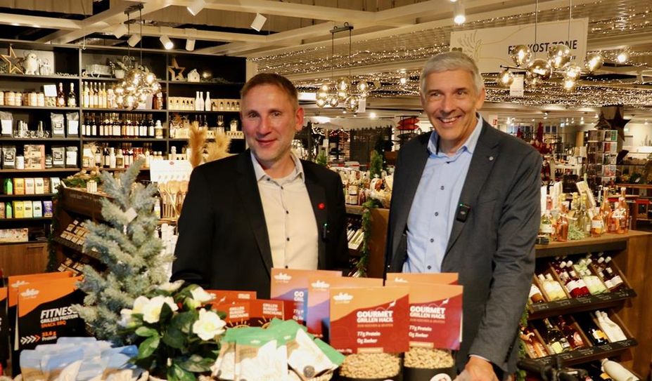 Geschäftsführer Stefan Fromme und Bürgermeister Torsten Rohde sondieren die Feinkostabteilung.