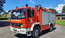 Die großen roten Einsatzwagen locken die Besucher auf das Gelände der Feuerwehr Basdahl.
