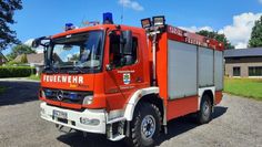 Die großen roten Einsatzwagen locken die Besucher auf das Gelände der Feuerwehr Basdahl.
