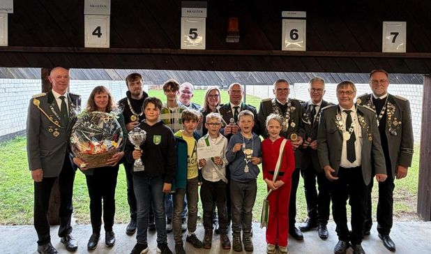 (v. l.) Wolfgang Kück (Präsident), Kerstin Grönewold, Nico Grönewold (hinten), Liam Wagenlöhner, Andreas Meyer, (Vereinsmeister) Catrin Brinkmann, Sascha Brinkmann (Vizekönigspaar), Jürgen Geils, Volker Heins, Hansjürgen Flathmann, Uwe Burfeind, vorne Kinder von links Ole Elias (Jugendpokal in Hand), Jarne Haar, Jakob Brinkmann, Mattis Schröder, Jella Katt.