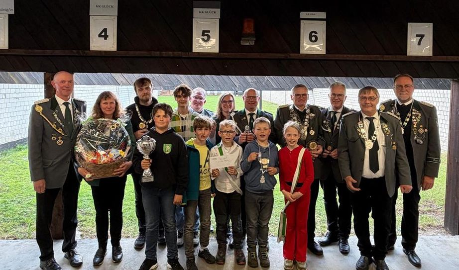 (v. l.) Wolfgang Kück (Präsident), Kerstin Grönewold, Nico Grönewold (hinten), Liam Wagenlöhner, Andreas Meyer, (Vereinsmeister) Catrin Brinkmann, Sascha Brinkmann (Vizekönigspaar), Jürgen Geils, Volker Heins, Hansjürgen Flathmann, Uwe Burfeind, vorne Kinder von links Ole Elias (Jugendpokal in Hand), Jarne Haar, Jakob Brinkmann, Mattis Schröder, Jella Katt.
