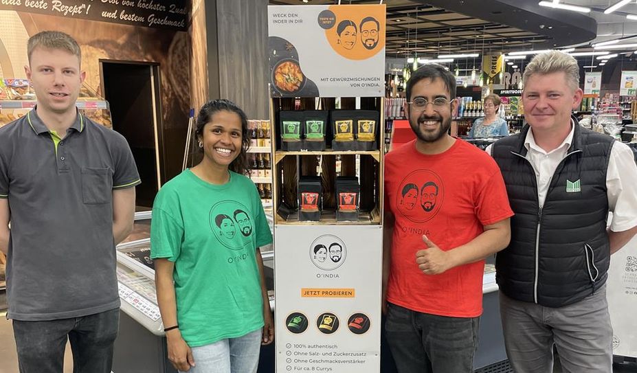 Von links: Dennis Rust, Naranja und Ragulan Vijayakumar und Mischa Ludwig präsentieren die neuen Gewürze von O‘India, die es ab sofort auch im Marktkauf gibt.