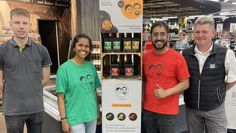 Von links: Dennis Rust, Naranja und Ragulan Vijayakumar und Mischa Ludwig präsentieren die neuen Gewürze von O‘India, die es ab sofort auch im Marktkauf gibt.