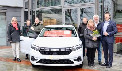 Ein Dacia Sandero als Hauptpreis. Auf der linken Seite: Anja Kalski, Maren Brinkhoff, Stefan Molkentin (Klosterholz e.V.), Rechts: Jörn Meyer (Auto Meyer GmbH), Helga Unverferth, Werner Marquardt (Gewinnerpaar) und Thorben Prenntzell (Sparkasse Rotenburg Osterholz).