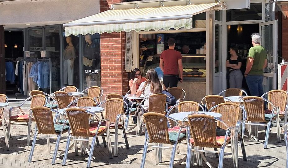 Der fehlende Sonnenschirm in der Innenstadt wirft bei den Bürger Fragen auf.