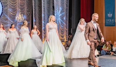 Besonders die Modenschauen bringen die Gäste zum Staunen.