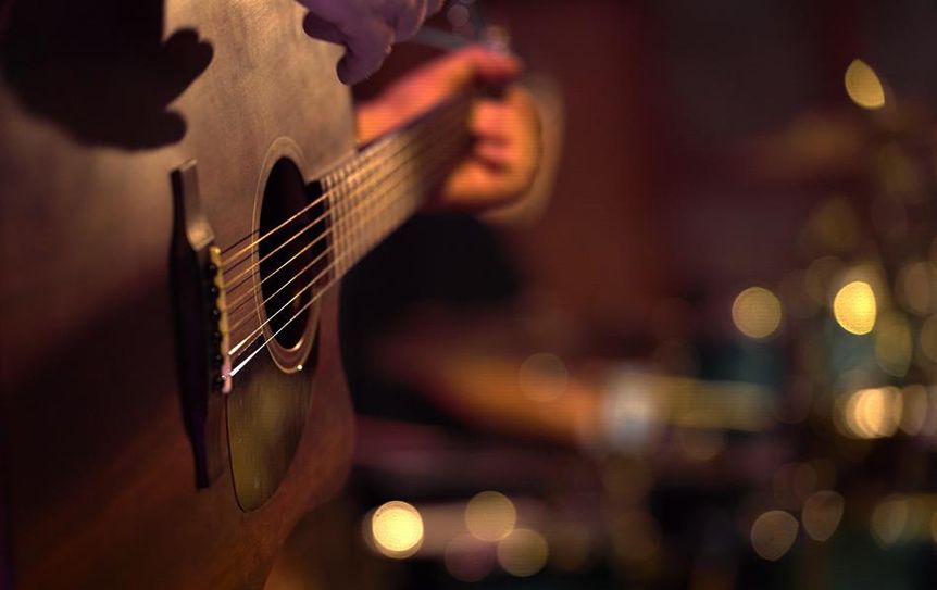 Auch ruhige Gitarrentöne werden auf dem Friedensfestival zu hören sein.