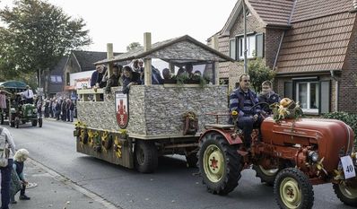 Am Sonntag ziehen die Erntewagen durch Gnarrenburg. Die schönsten Exemplare werden prämiert.
