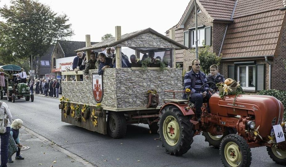 Am Sonntag ziehen die Erntewagen durch Gnarrenburg. Die schönsten Exemplare werden prämiert.