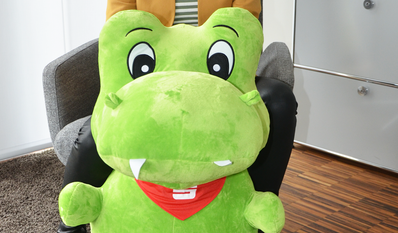 Alena Renken aus dem BeratungsCenter Bremervörde mit dem Weltspartagstier dem Drachen „Tori“.