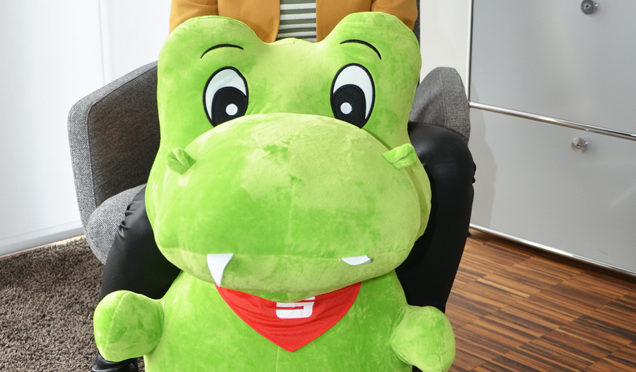 Alena Renken aus dem BeratungsCenter Bremervörde mit dem Weltspartagstier dem Drachen „Tori“.