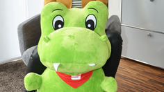 Alena Renken aus dem BeratungsCenter Bremervörde mit dem Weltspartagstier dem Drachen „Tori“.