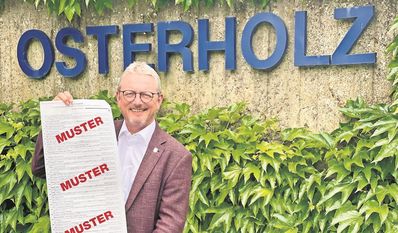 Kreiswahlleiter Bernd Lütjen mit einem Musterstimmzettel.