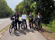 Haben den Radweg getestet: (v. l.) Landrat Bernd Lütjen, Dezernent Dominik Vinbruck, Alexander Herrmann (Sachgebietsleiter Straßenbau im Umweltamt) und Anke Habeck (Bauleitung im Umweltamt).