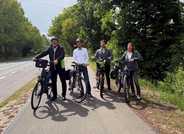 Haben den Radweg getestet: (v. l.) Landrat Bernd Lütjen, Dezernent Dominik Vinbruck, Alexander Herrmann (Sachgebietsleiter Straßenbau im Umweltamt) und Anke Habeck (Bauleitung im Umweltamt).