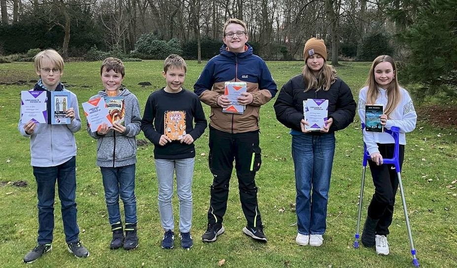 Die jeweils ersten drei Gewinner:innen aus dem Nord- und  Südkreis: Linus von Thien (v. li.), Jonas Hagenah, Tammo Haaser, Sven Hannes Pöschl, Ulla Pauline Fischer und Amalia Krüger.