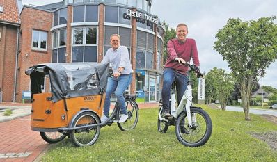 Freuen sich, ihren Kundinnen die Räder anbieten zu können: Marc Dittmer und Dennis Brauner von den Osterholzer Stadtwerken (v.l.).