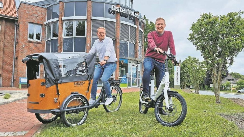 Freuen sich, ihren Kundinnen die Räder anbieten zu können: Marc Dittmer und Dennis Brauner von den Osterholzer Stadtwerken (v.l.).