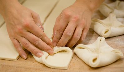 Bäckerei-Azubis haben ab sofort deutlich mehr Geld im Portemonnaie. „Damit wird die Ausbildung am Backofen und Verkaufstresen in Bäckereien deutlich attraktiver“, so die Bäcker-Gewerkschaft NGG Bremen-Weser-Elbe. Foto: NGG/Tobias Seifert