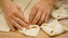 Bäckerei-Azubis haben ab sofort deutlich mehr Geld im Portemonnaie. „Damit wird die Ausbildung am Backofen und Verkaufstresen in Bäckereien deutlich attraktiver“, so die Bäcker-Gewerkschaft NGG Bremen-Weser-Elbe. Foto: NGG/Tobias Seifert