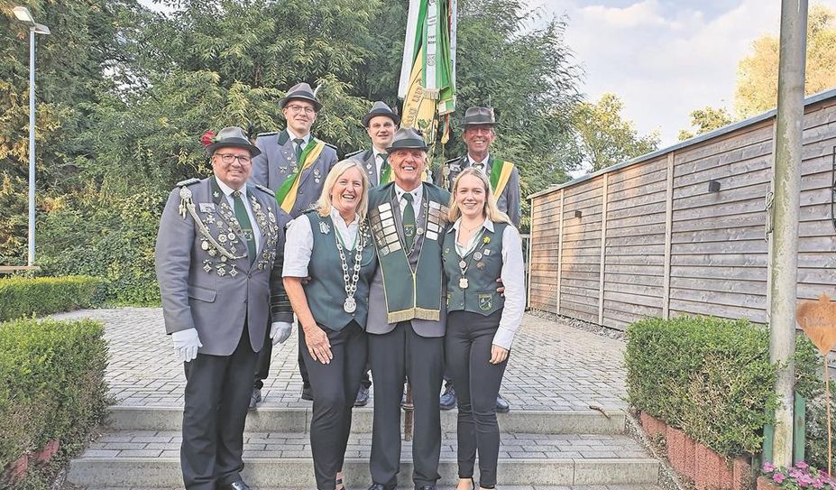 Nieder Ochtenhausen (red). Auf eine sehr gut besuchte Schützenfest-Nachfeier kann der stellv. Präsident des Schützenverein Nieder Ochtenhausen, Markus Burfeind, bei der Proklamation und Preisverteilung zur diesjährigen Nachfeier verweisen. Neue Vizekönigin wurde Annelie Matthias und Werner Matthias ist neuer Vizekönig. Neue Kanonenführerin der Jungschützenabteilung wurde Luna Butt.