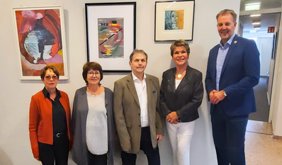 Freuen sich die Ausstellung zu präsentieren: die Künstler:innen und die Gemeindeverwaltung.