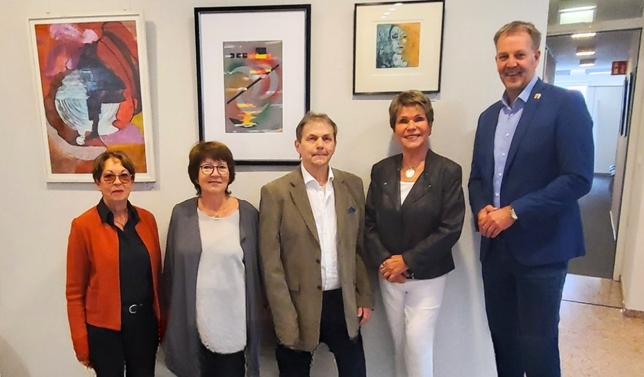 Freuen sich die Ausstellung zu präsentieren: die Künstler:innen und die Gemeindeverwaltung.