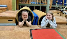 Milena Weber (links) und Lena Franke sind beim SOS-Kinderdorf Worpswede unter anderem für das Programm der Ferienbetreuung zuständig.