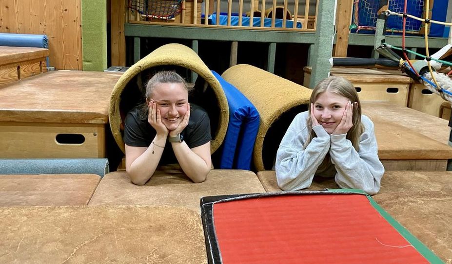 Milena Weber (links) und Lena Franke sind beim SOS-Kinderdorf Worpswede unter anderem für das Programm der Ferienbetreuung zuständig.