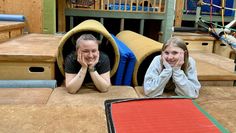 Milena Weber (links) und Lena Franke sind beim SOS-Kinderdorf Worpswede unter anderem für das Programm der Ferienbetreuung zuständig.