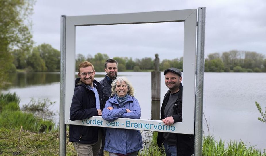 Dirk Stelling, Christian Oetjen und Petra Fischer (alle Ortsrat) mit Benjamin Bünning, Natur- und Erlebnispark Bremervörde GmbH.