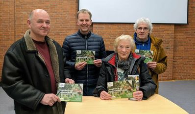 Werben für mehr Vielfalt in den Beverstedter Gärten: Ulrich Kraus (v. li.), Bürgermeister Guido Dieckmann, Biologin Renate Gründling und Martin Borgwart (Umwelt-, Natur- und Landschaftsschutz).