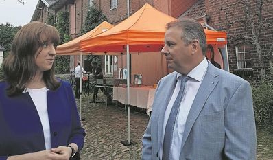 CDU-Ratsfrau Marie Jordan und Andreas Mattfeldt vor der Mühle von Rönn. Foto: eb