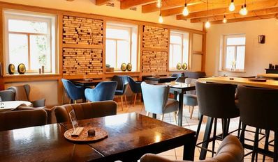 Das Café eignet sich für Familienfeiern aller Art und zukünftig werden auch Lesungen von regionalen Schriftstellern und andere kleinere Veranstaltungen wie Vorträge und Abendkurse angeboten.