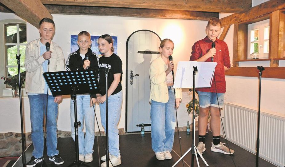 Die Kinder und Mitwirkende zeigten stolz das Ergebnis ihrer jahrelangen Arbeit.