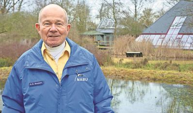 Uwe Baumert vor der NABU-Umweltpyramide in Bremervörde.