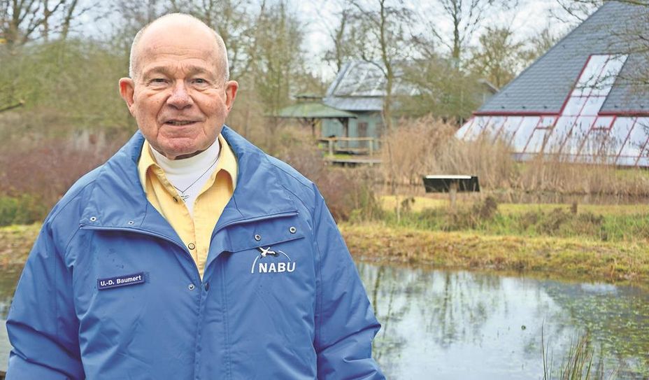 Uwe Baumert vor der NABU-Umweltpyramide in Bremervörde.