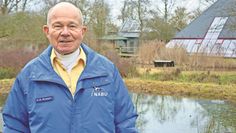 Uwe Baumert vor der NABU-Umweltpyramide in Bremervörde.